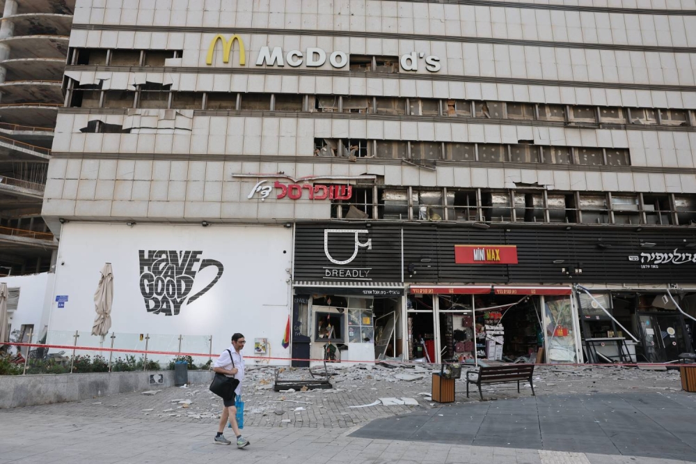 تل أبيب تشهد دماراً كبيراً بسبب الضربات الصاروخية الإيرانية