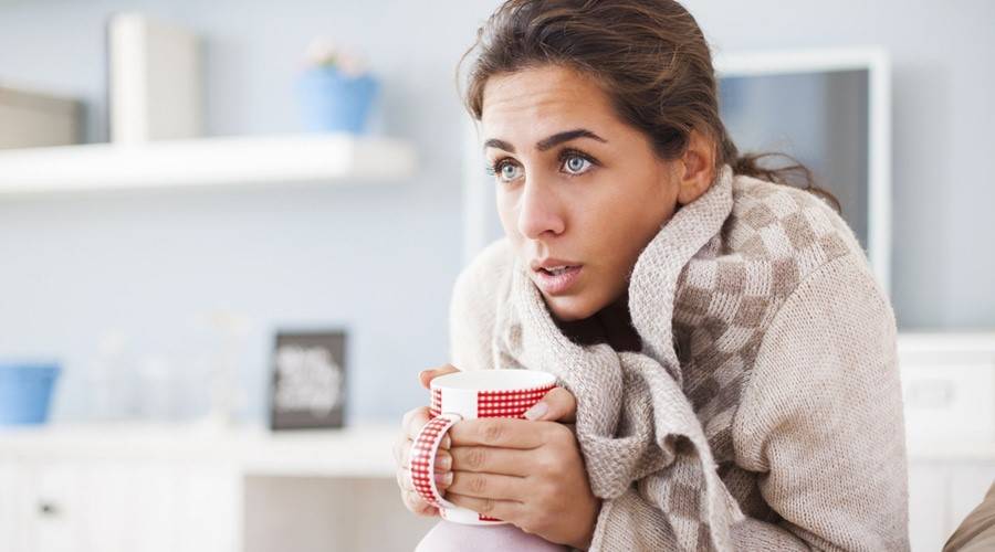 لماذا تشعر بالبرد رغم الدفء؟ تعرف على الأسباب الخفية وكيف تتغلب عليها