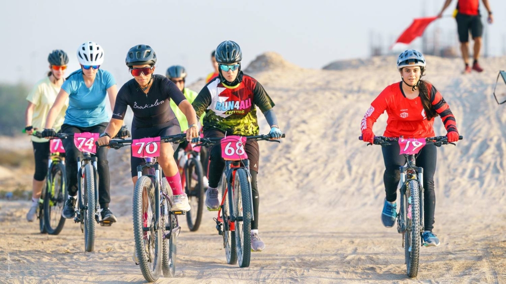 اتحاد الدراجات الهوائية يقيم السباق الأول لتحدي الرمال