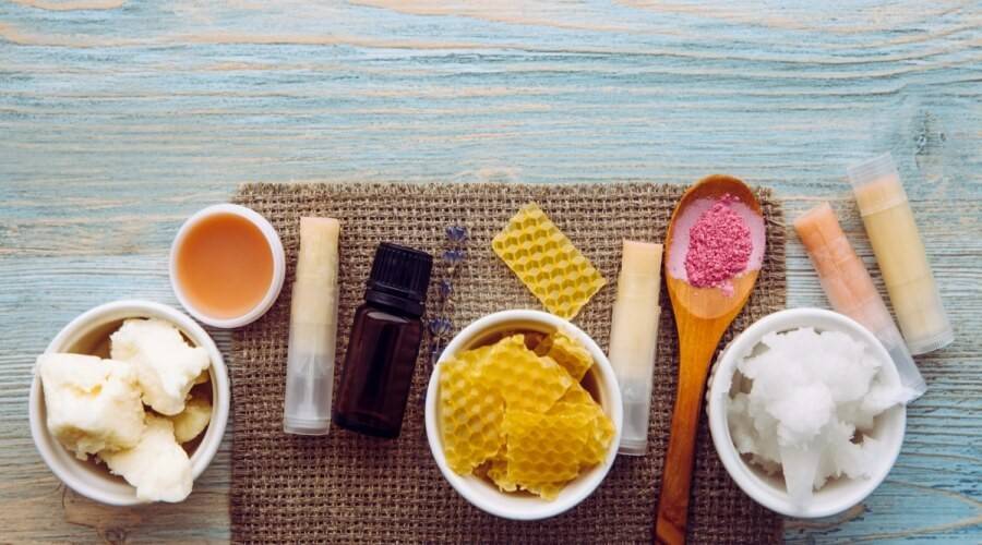 أبرزها تقليل الحكة.. فوائد شمع العسل للبشرة والجسم