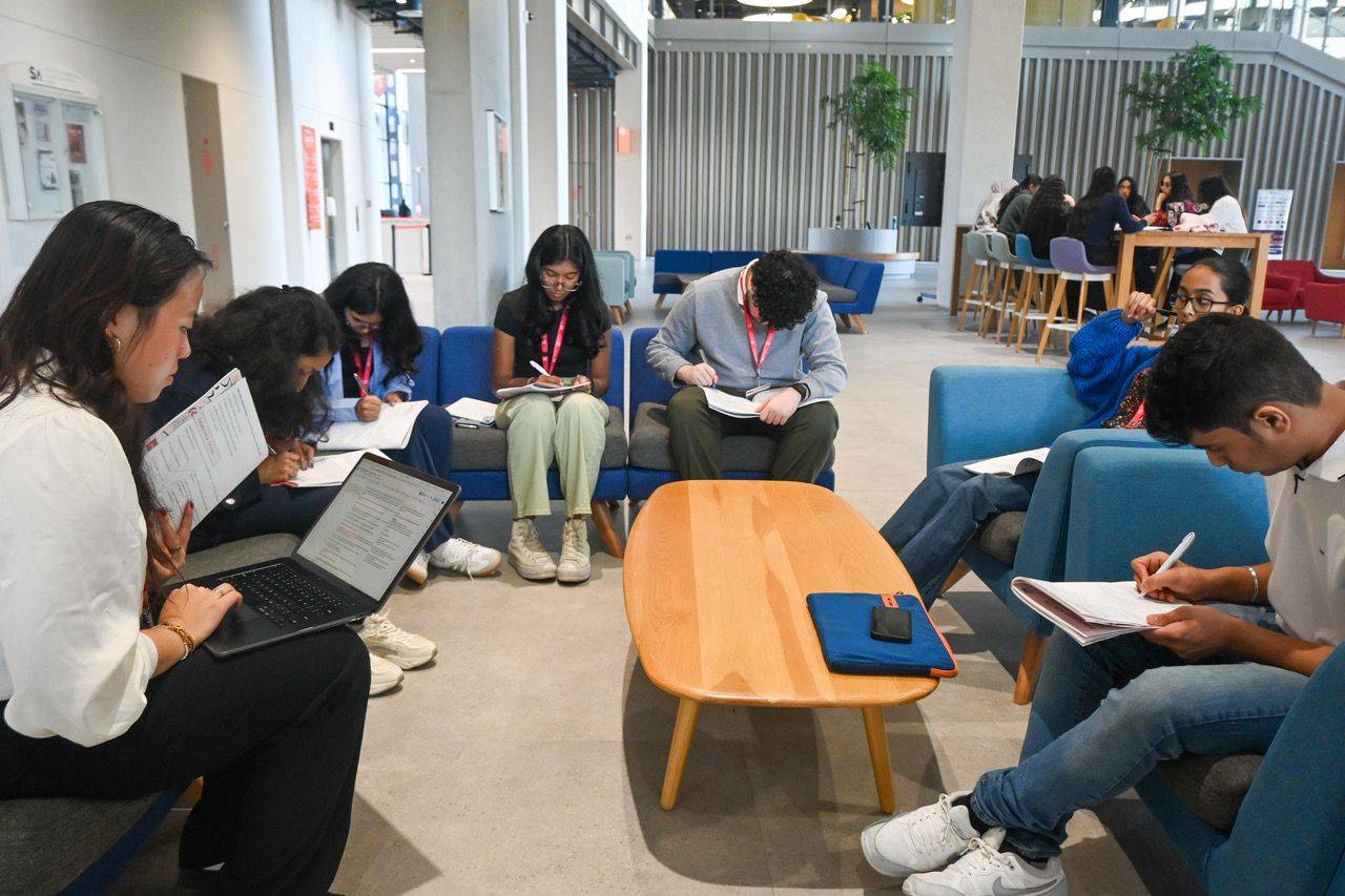 &laquo;الشباب يقودون التغيير&raquo; يواصل تنمية مهارات الطلبة في عُمان والبحرين