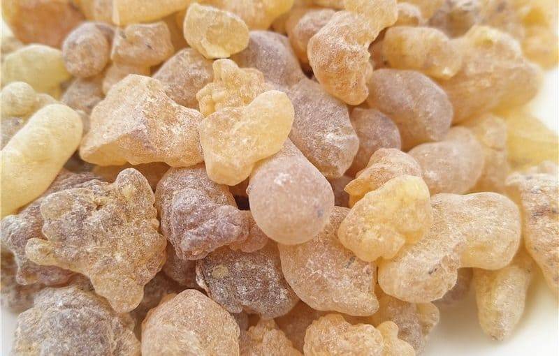 فوائد الكندر للحصول على بشرة نضرة وخالية من العيوب