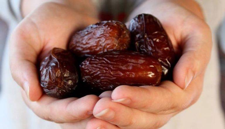 إضافة مثالية لنظام غذائي متوازن.. ماذا يحدث لجسمك عند تناول 3 تمرات يوميًا؟