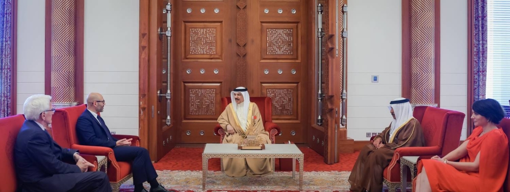 الملك يستقبل الأمين العام للمحكمة الدائمة للتحكيم