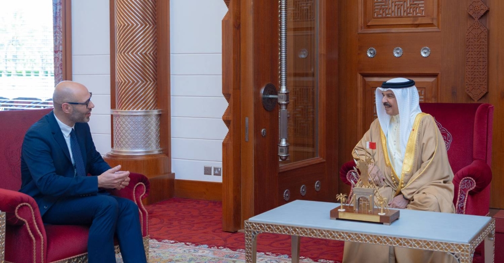 الملك يستقبل الأمين العام للمحكمة الدائمة للتحكيم