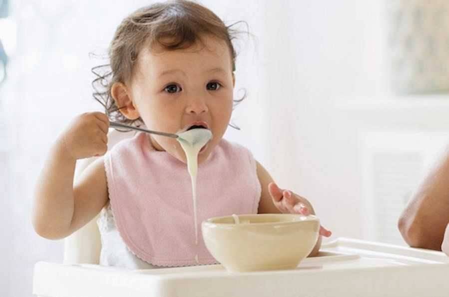 أخطاء شائعة يجب تجنبها عند تقديم اللبن الزبادي للرضع