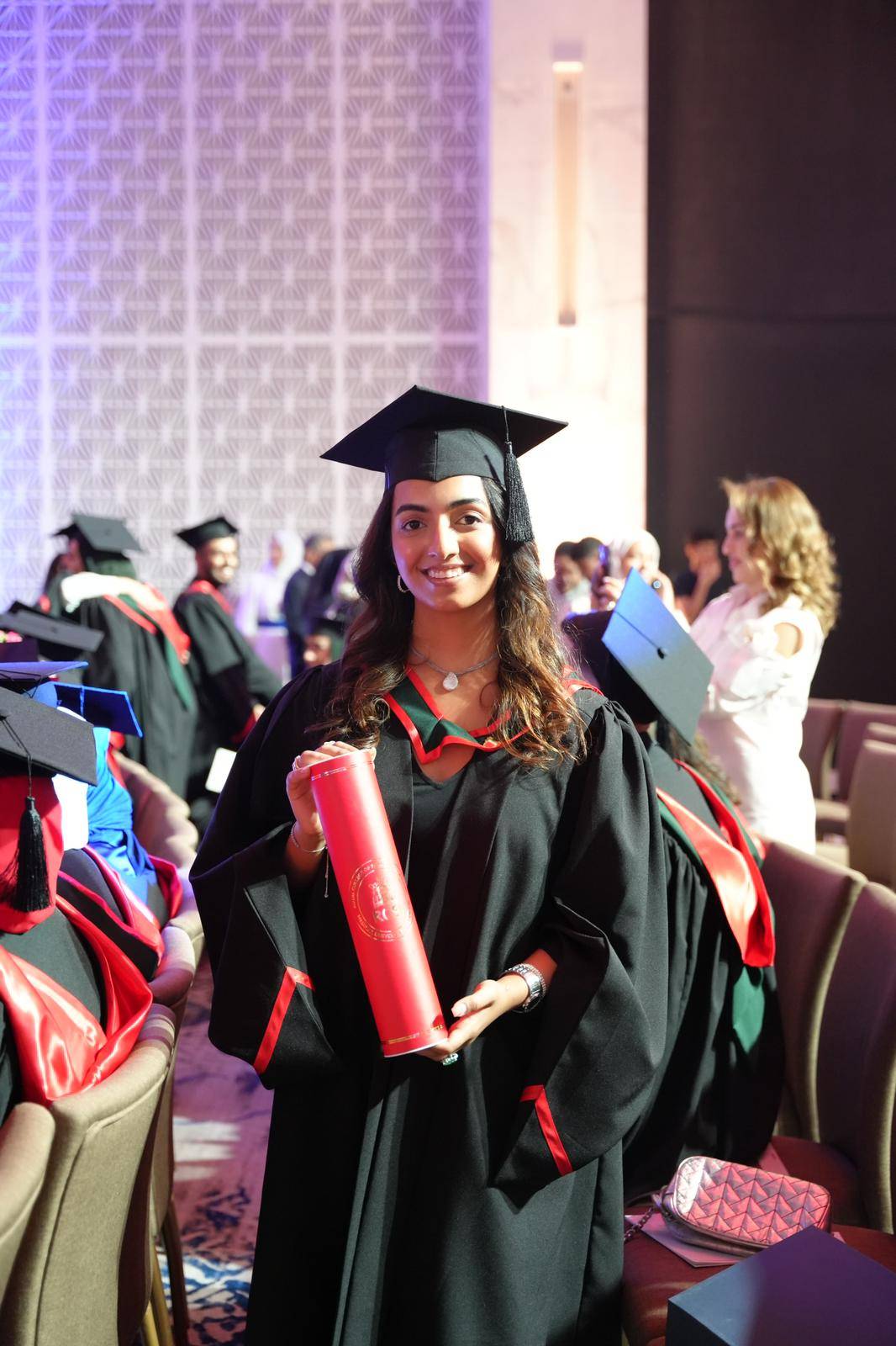 زين المقبل تتألق بتخرجها من الكلية الملكية للجراحين في البحرين وتحصد جوائز التميز