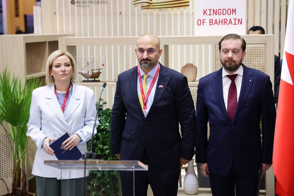 وزير الصناعة والتجارة نتطلع لتعزيز التعاون بين البحرين وروسيا وفتح آفاق جديدة للشراكة