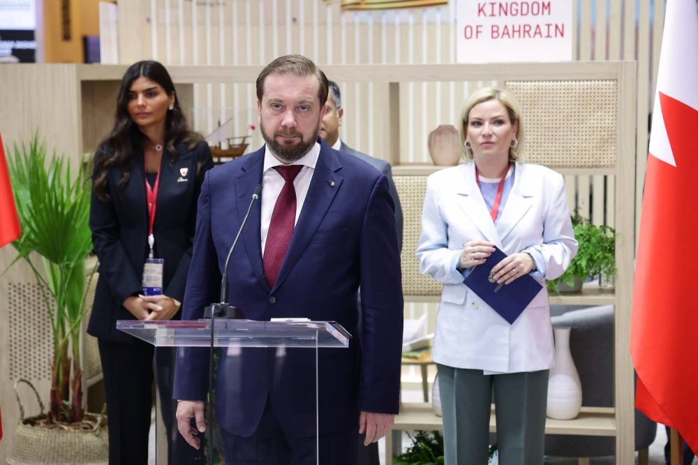 وزير الصناعة والتجارة نتطلع لتعزيز التعاون بين البحرين وروسيا وفتح آفاق جديدة للشراكة