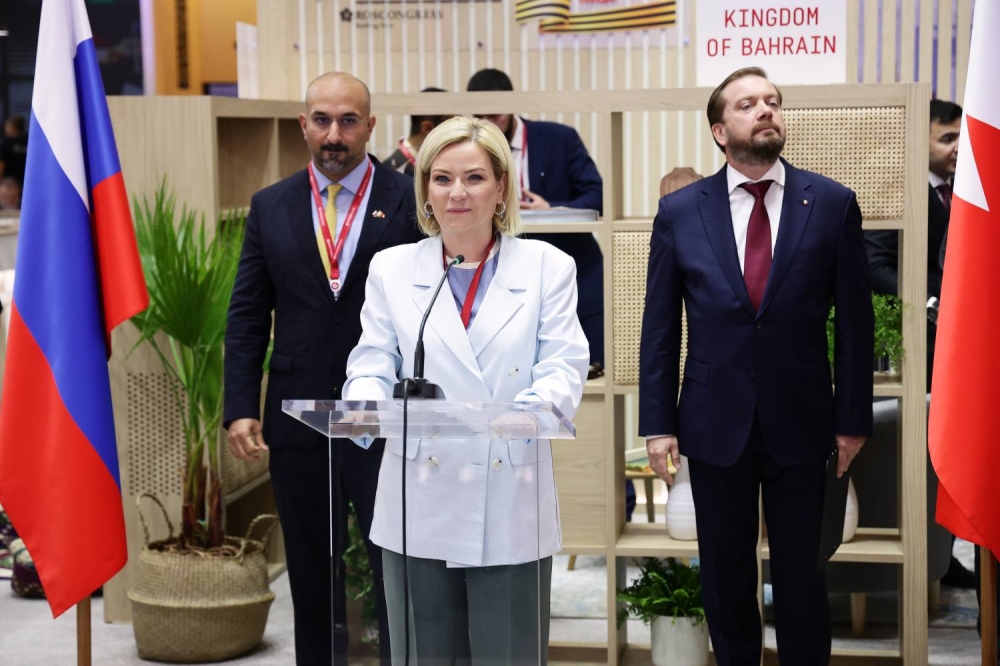 وزير الصناعة والتجارة نتطلع لتعزيز التعاون بين البحرين وروسيا وفتح آفاق جديدة للشراكة