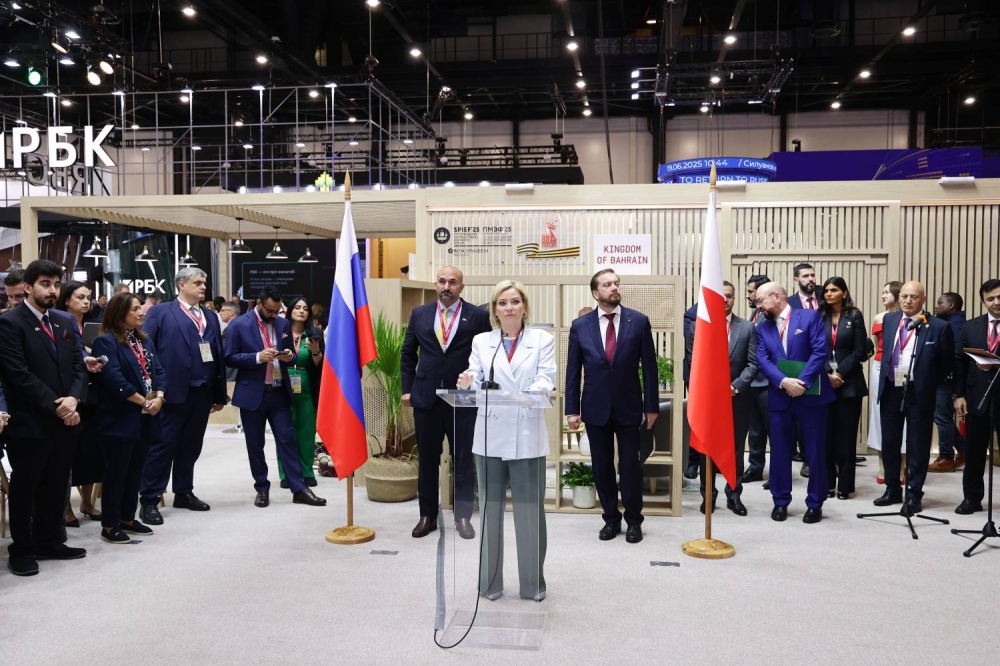 وزير الصناعة والتجارة نتطلع لتعزيز التعاون بين البحرين وروسيا وفتح آفاق جديدة للشراكة