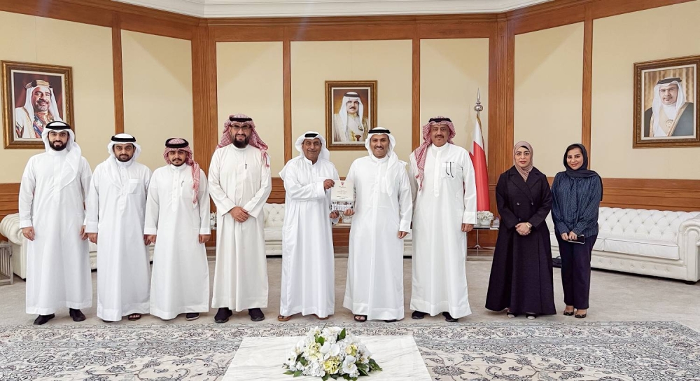 وزير الإعلام يستقبل اللجنة الإعلامية ببعثة مملكة البحرين للحج 1446هـ