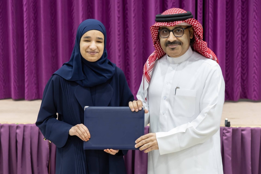 وزير التربية والتعليم يكرم الطلبة المكفوفين من خريجي المعهد