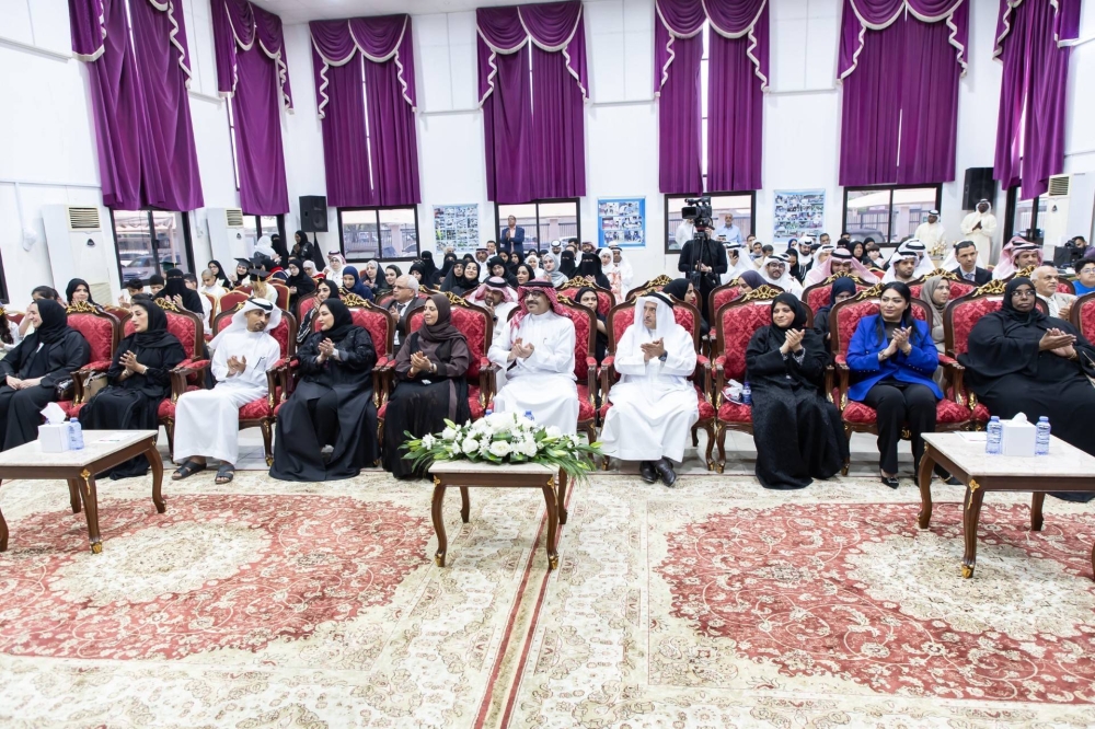 وزير التربية والتعليم يكرم الطلبة المكفوفين من خريجي المعهد