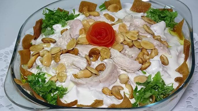 نكهة البيت ودفء المائدة.. فتة الدجاج بالأرز مثالية للمناسبات والولائم