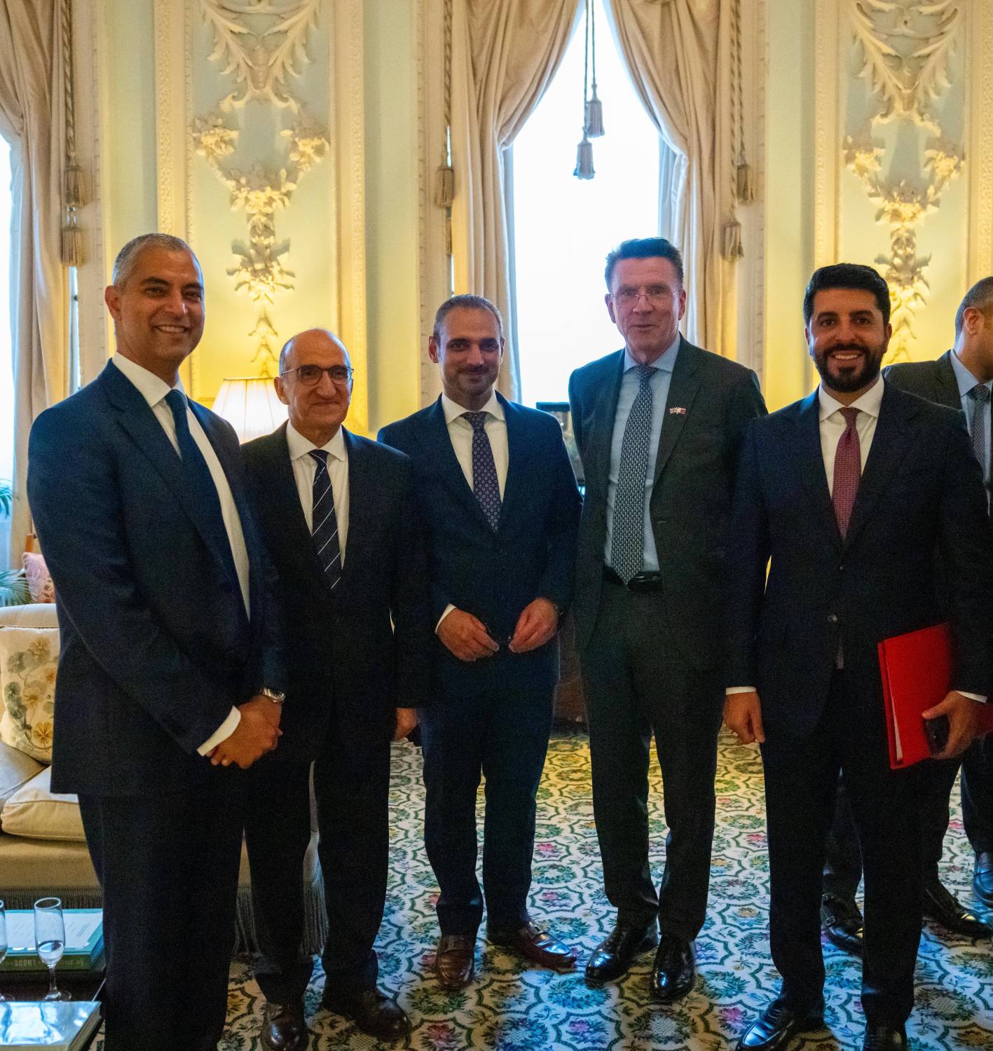 وزير المالية  يلتقي عمدة الحي المالي بمدينة لندن اللورد أليستر كينج