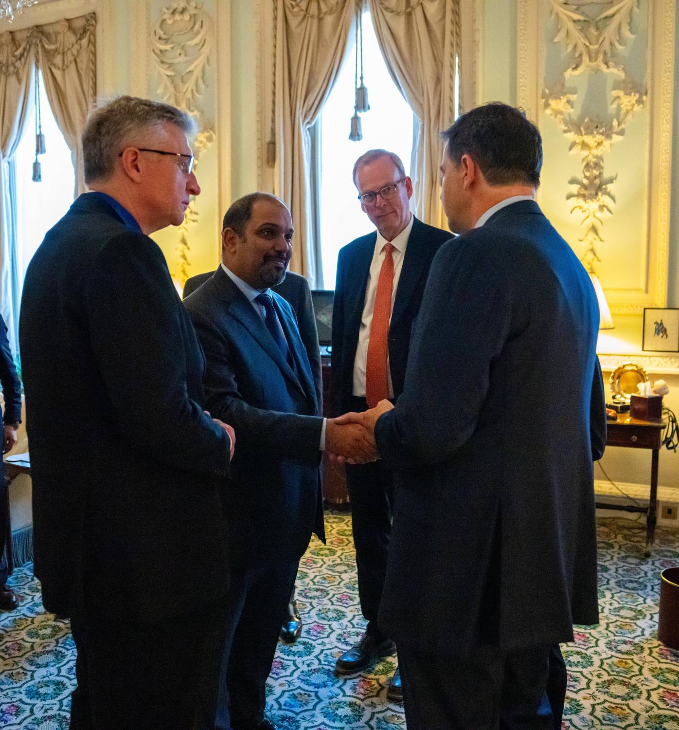 وزير المالية  يلتقي عمدة الحي المالي بمدينة لندن اللورد أليستر كينج