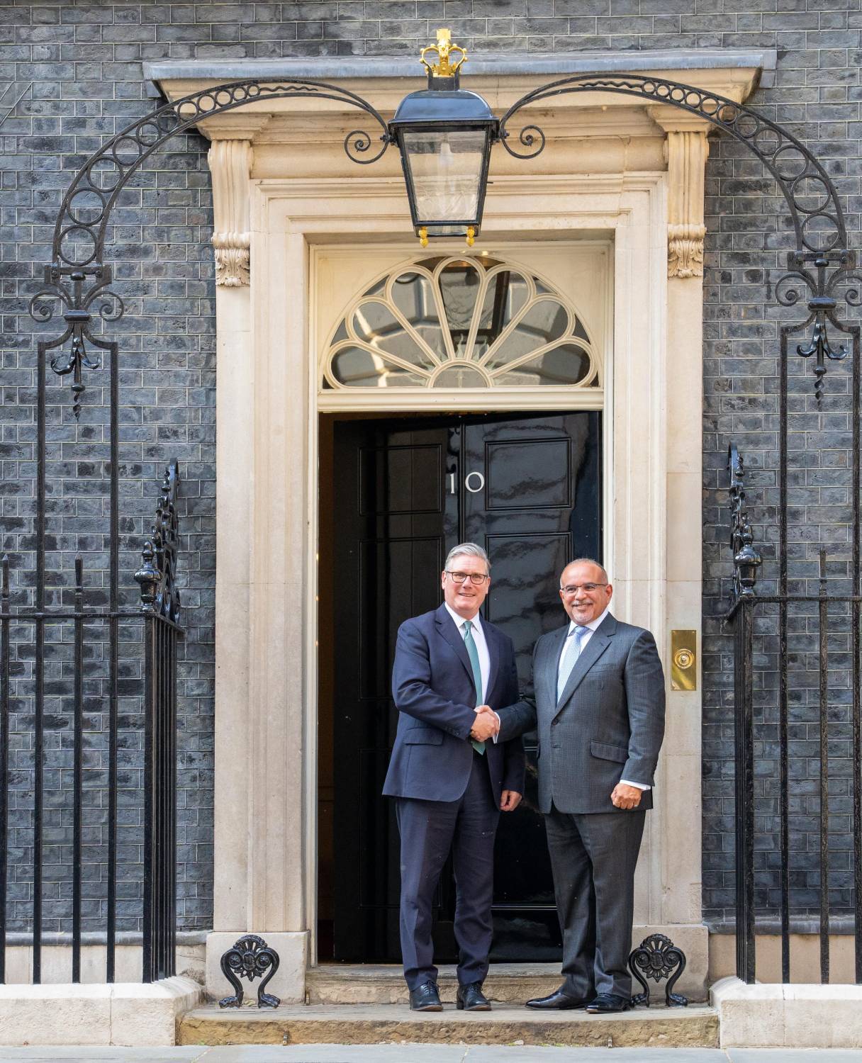 ولي العهد رئيس الوزراء يلتقي كير ستارمر و يؤكد على العلاقات التاريخية بين البلدين