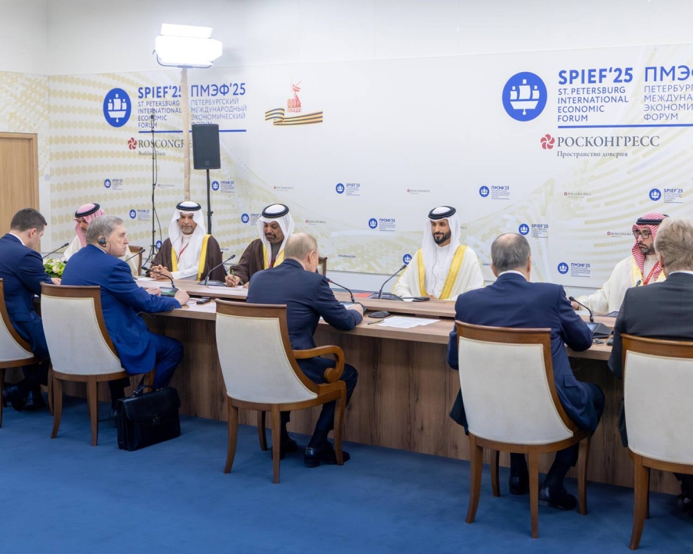 ناصر بن حمد ينقل تحيات وتقدير الملك وولي العهد رئيس الوزراء إلى رئيس روسيا