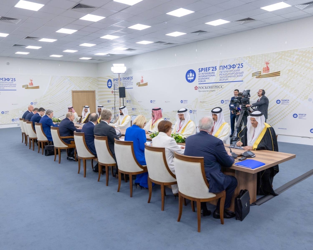 ناصر بن حمد ينقل تحيات وتقدير الملك وولي العهد رئيس الوزراء إلى رئيس روسيا