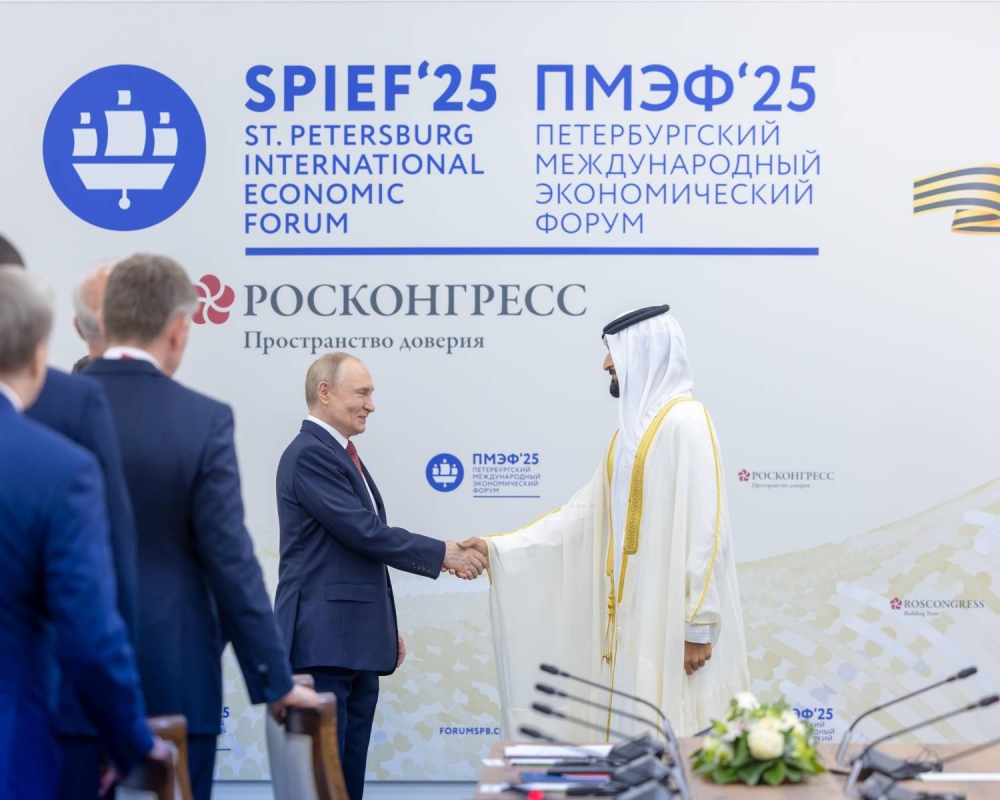 ناصر بن حمد ينقل تحيات وتقدير الملك وولي العهد رئيس الوزراء إلى رئيس روسيا