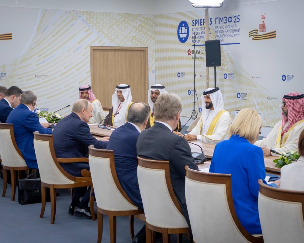 ناصر بن حمد ينقل تحيات وتقدير الملك وولي العهد رئيس الوزراء إلى رئيس روسيا