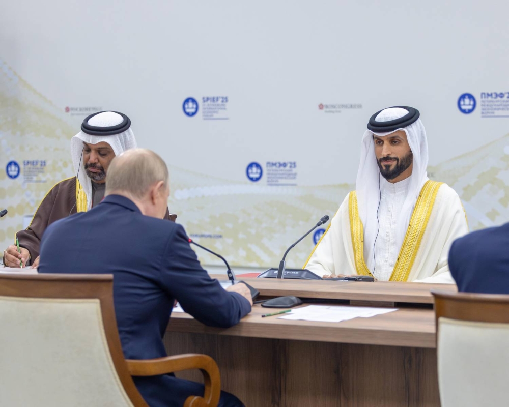 ناصر بن حمد ينقل تحيات وتقدير الملك وولي العهد رئيس الوزراء إلى رئيس روسيا