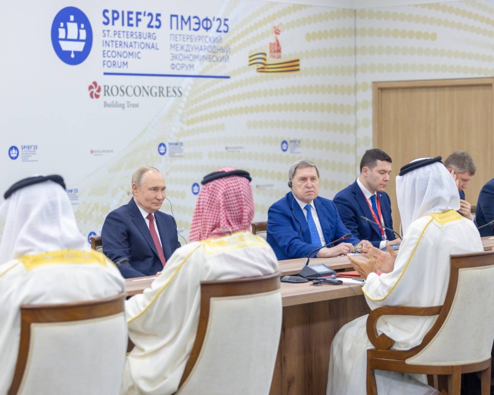 ناصر بن حمد ينقل تحيات وتقدير الملك وولي العهد رئيس الوزراء إلى رئيس روسيا