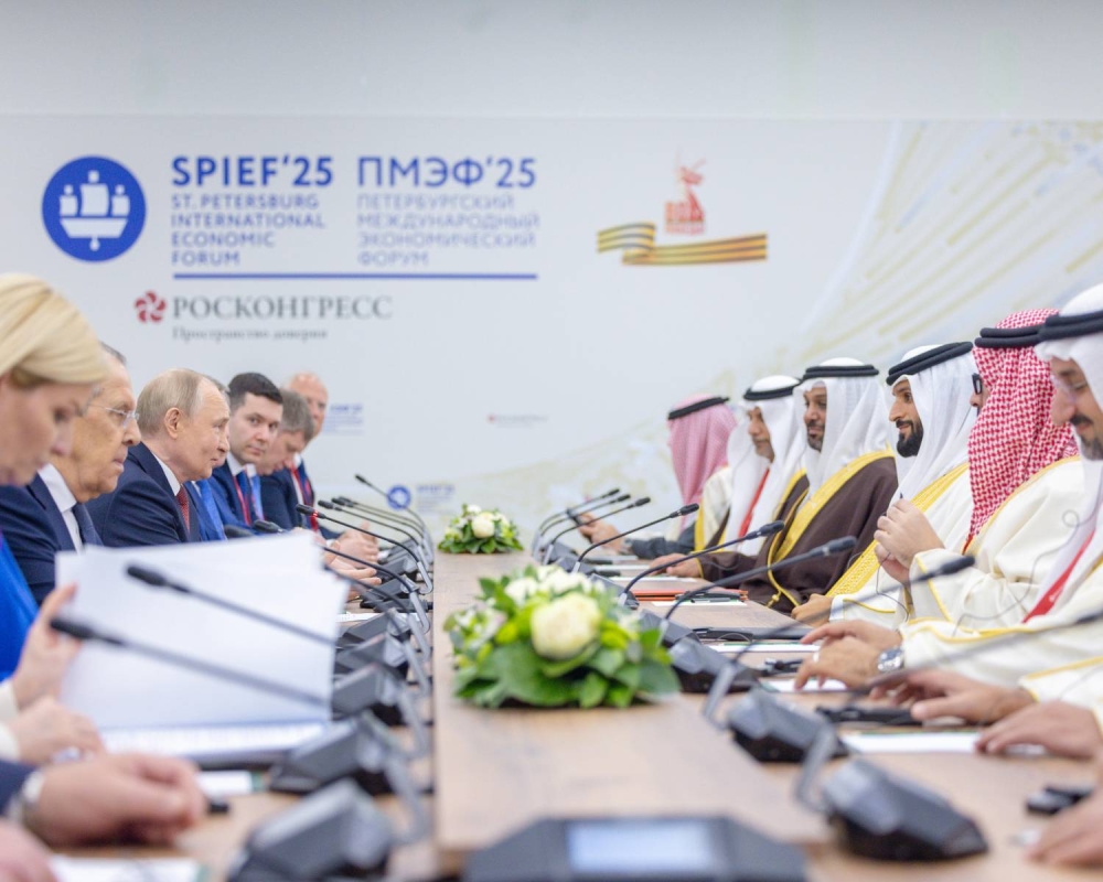 ناصر بن حمد ينقل تحيات وتقدير الملك وولي العهد رئيس الوزراء إلى رئيس روسيا