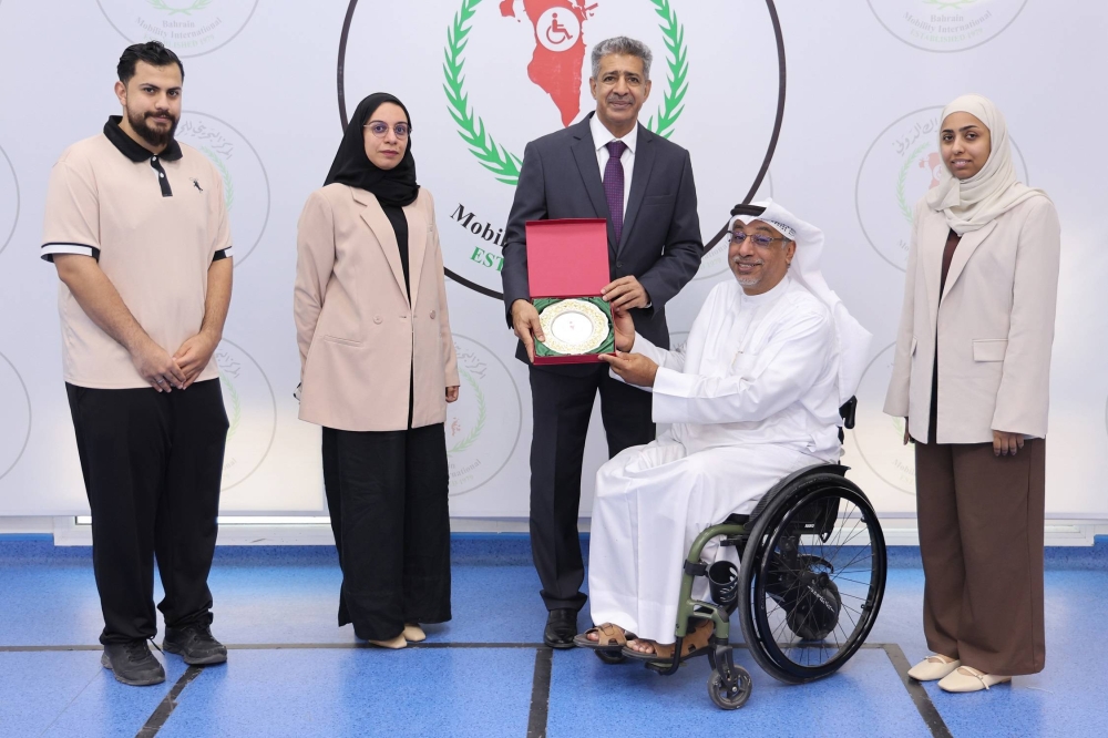 د. سرور يشيد بمنجزات المركز البحريني للحراك في خدمة ذوي الإعاقة
