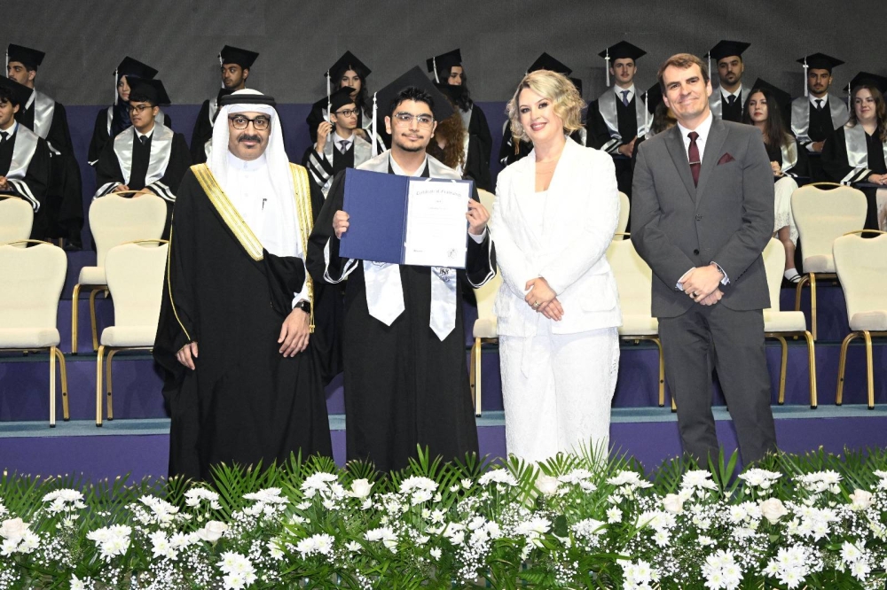 يوسف حميدان يحتفل بتخرجه بتفوق من المدرسة البريطانية