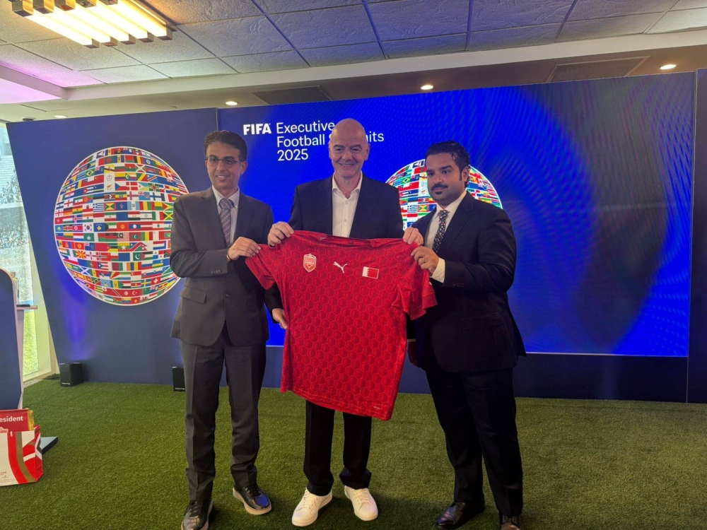 نائب رئيس الاتحاد البحريني لكرة القدم والأمين العام يشاركان في قمة "الفيفا" التنفيذية