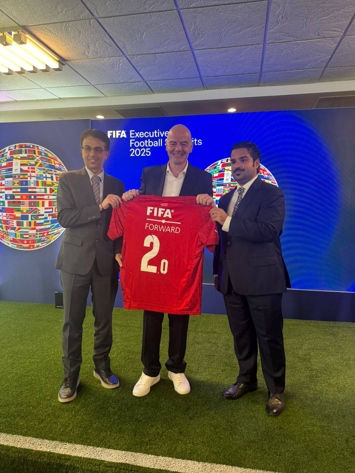 نائب رئيس الاتحاد البحريني لكرة القدم والأمين العام يشاركان في قمة "الفيفا" التنفيذية