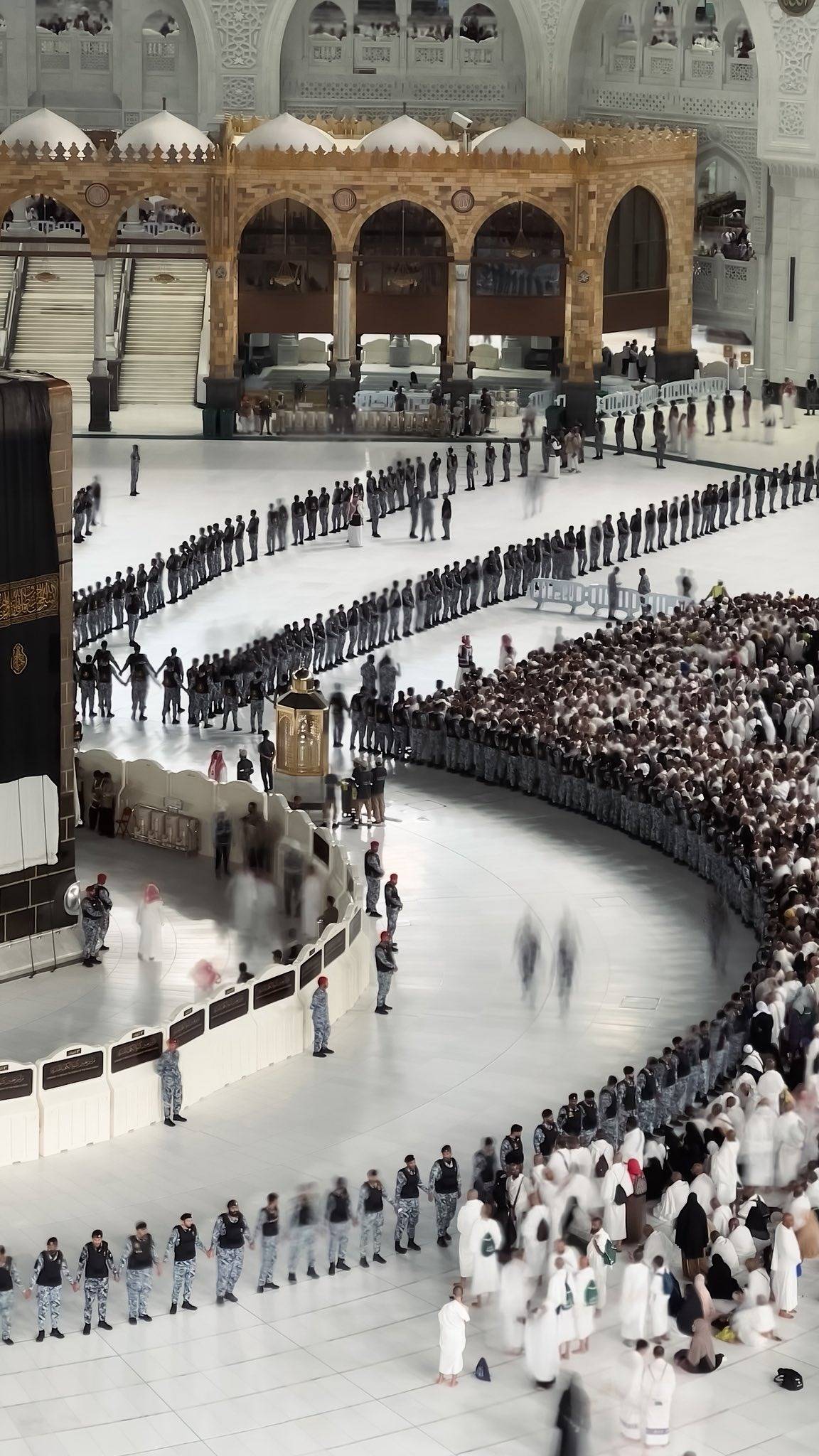 تغيير كسوة الكعبة المشرفة إرث يمتد لأكثر من 100 عام