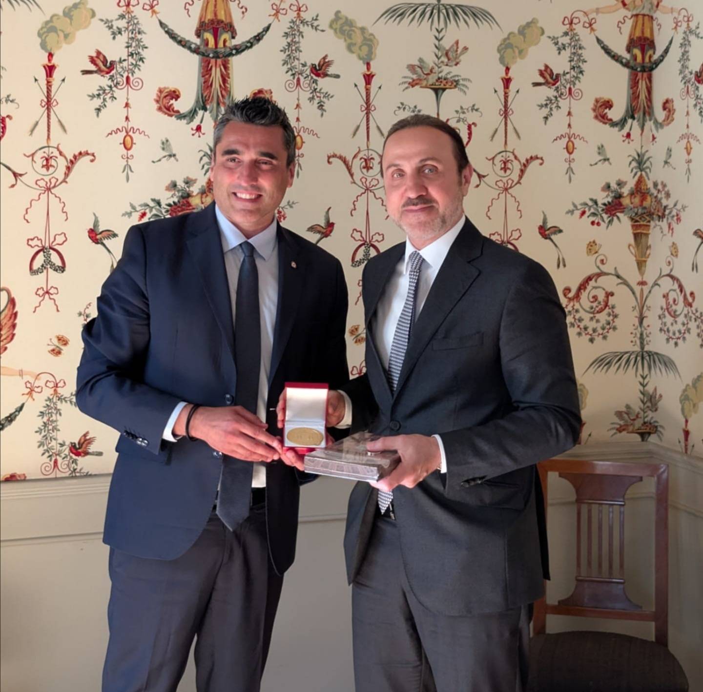 سفير البحرين في باريس يلتقي أعضاء جمعية الصداقة الفرنسية-البحرينية بالجمعية الوطنية الفرنسية