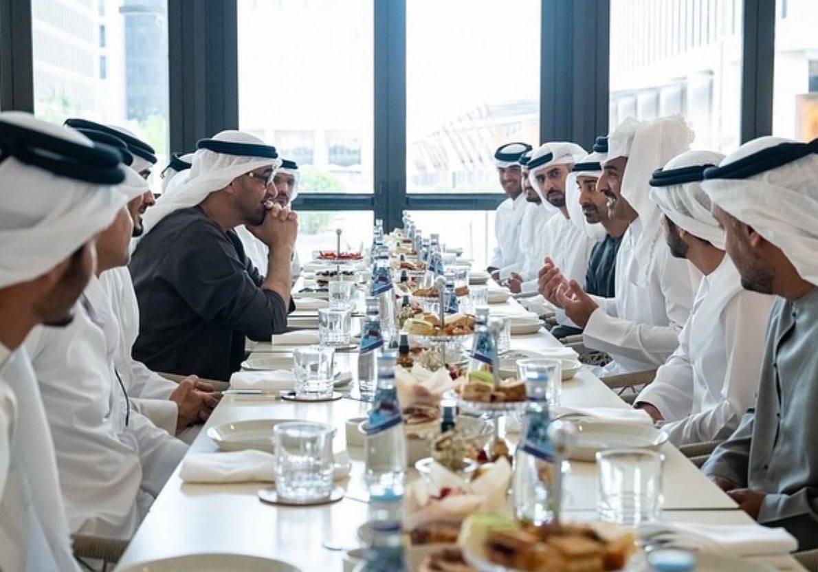 قيادات قطر والإمارات تجتمع على طاولة واحدة بمشهد يعكس وحدة الصف الخليجي