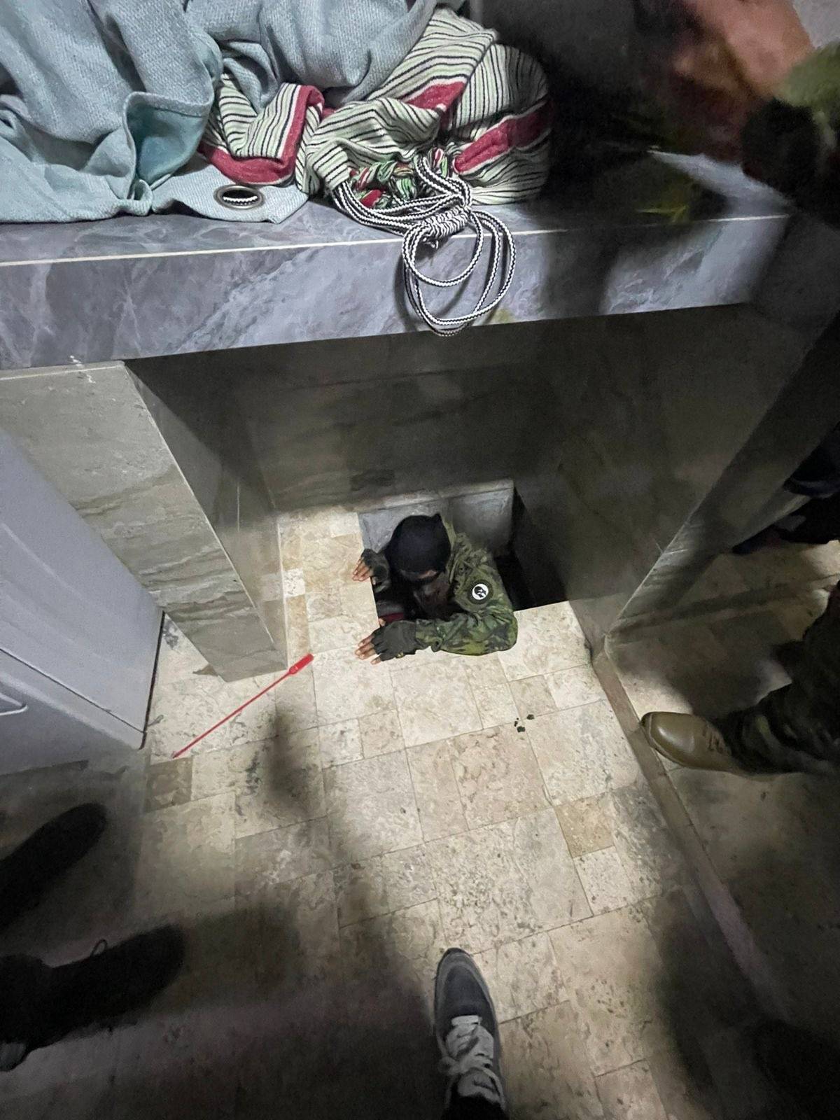 الإكوادور تعتقل زعيم أخطر عصاباتها مختبئاً في حفرة