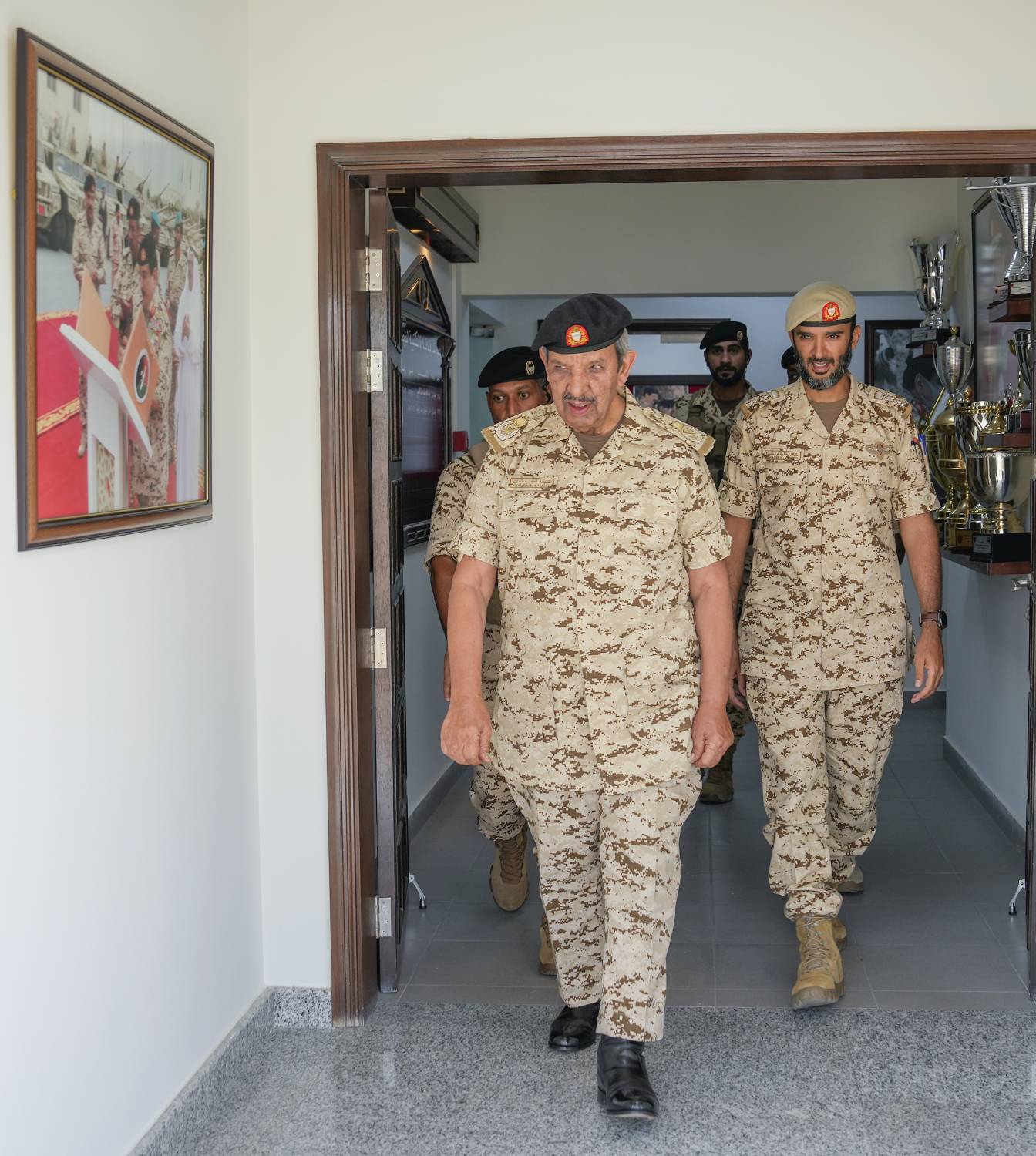 القائد العام يتفقد إحدى وحدات قوة دفاع البحرين ويشيد بجاهزيتها القتالية