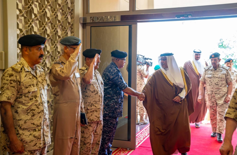 ولي العهد نائب القائد الأعلى للقوات المسلحة رئيس الوزراء يزور القيادة العامة لقوة الدفاع