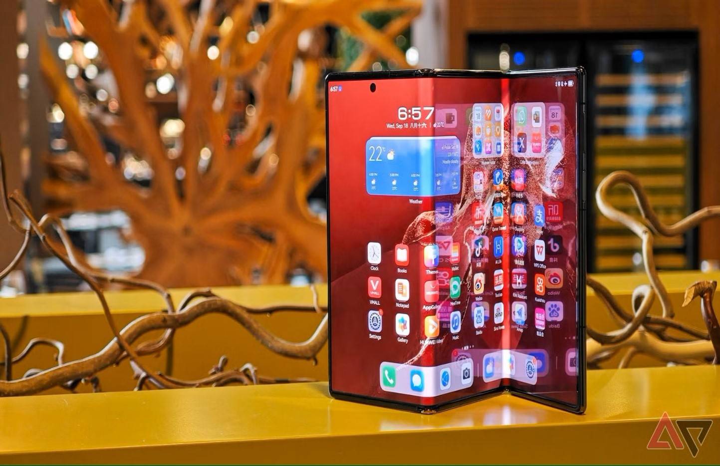 تسريب جديد لهاتف سامسونج القابل للطي ثلاثيًا.. هيكل تيتانيوم بدون كاميرا تحت الشاشة