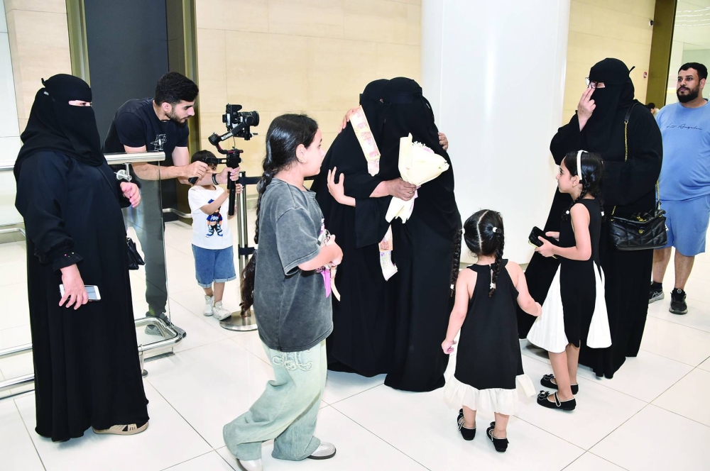 &laquo;الوطن&raquo; تلم شمل أم بابنتها بعد فراق دام 36 عاماً