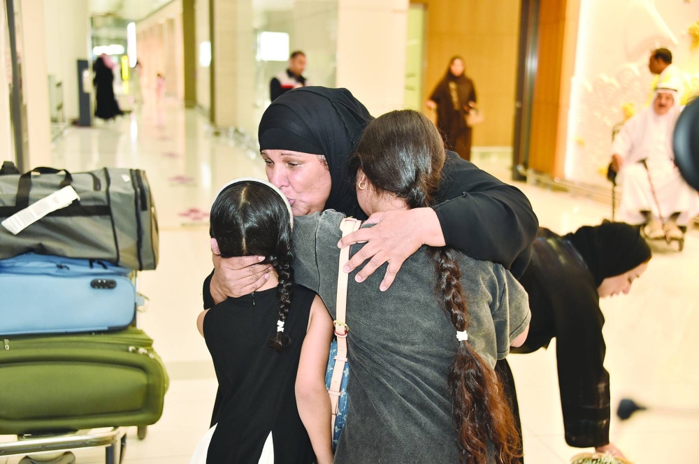 &laquo;الوطن&raquo; تلم شمل أم بابنتها بعد فراق دام 36 عاماً