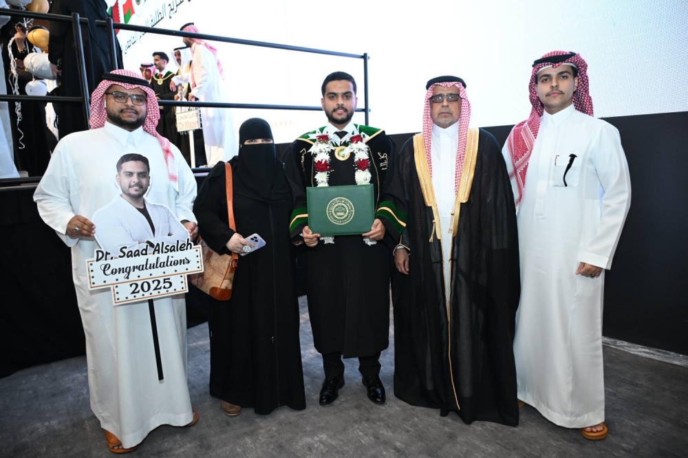 جامعة الخليج العربي تحتفل بتخريج الفوج (38) من طلبتها