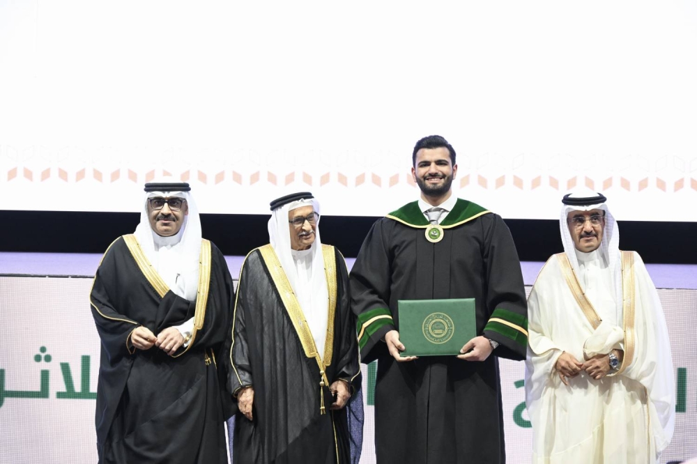 جامعة الخليج العربي تحتفل بتخريج الفوج (38) من طلبتها