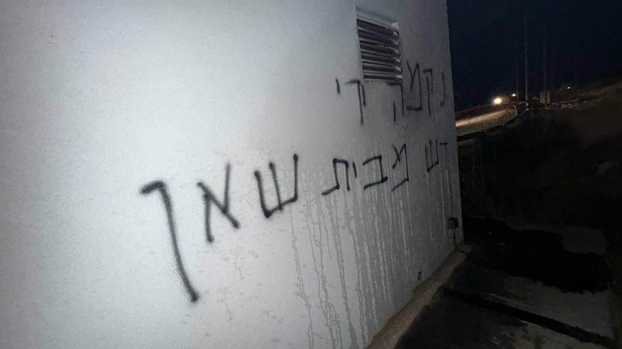 مستوطنون إسرائيليون يشعلون النيران في منشأة أمنية تابعة للجيش في الضفة الغربية