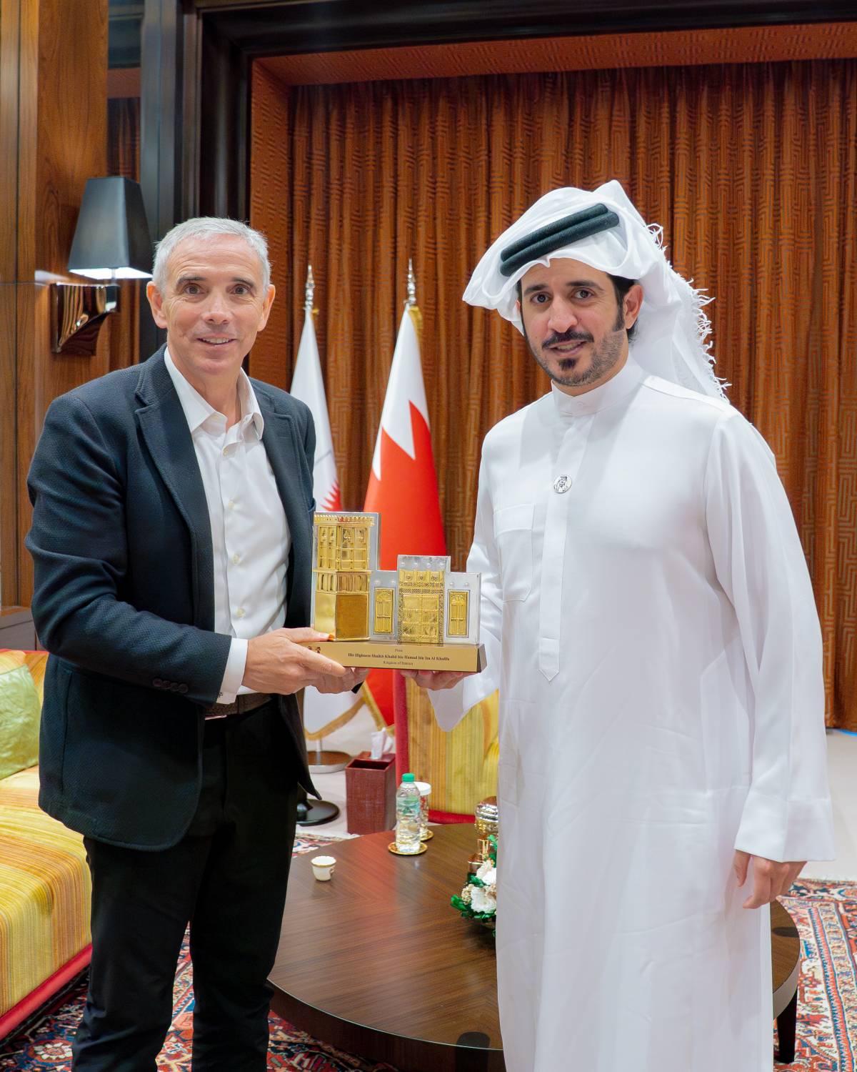 خالد بن حمد يستقبل رئيس الاتحاد الدولي للترايثلون