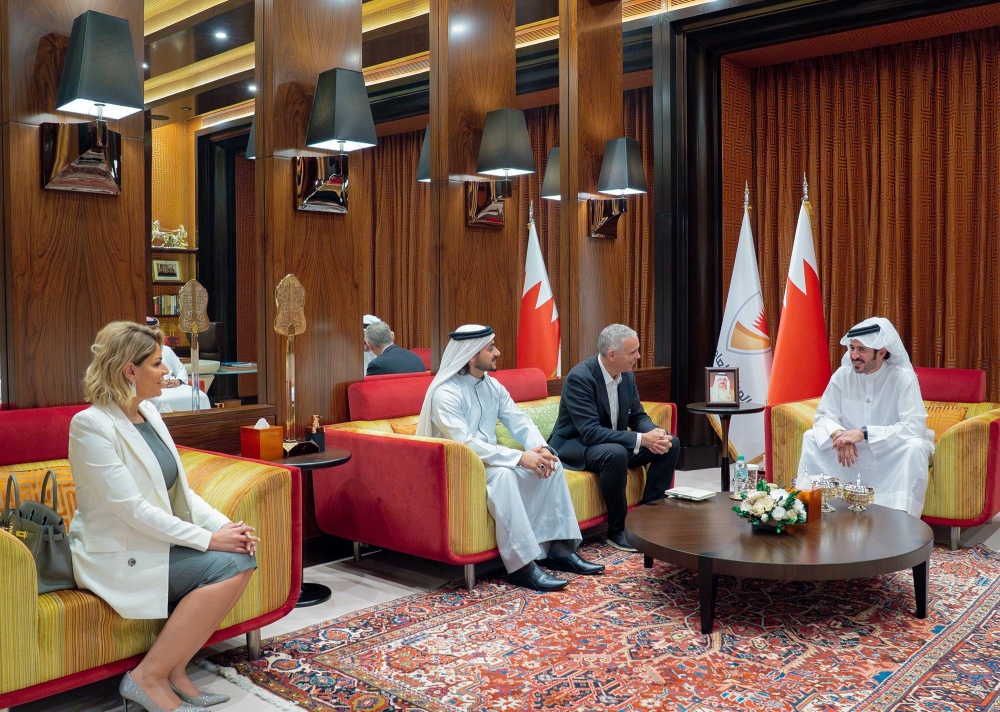 خالد بن حمد يستقبل رئيس الاتحاد الدولي للترايثلون