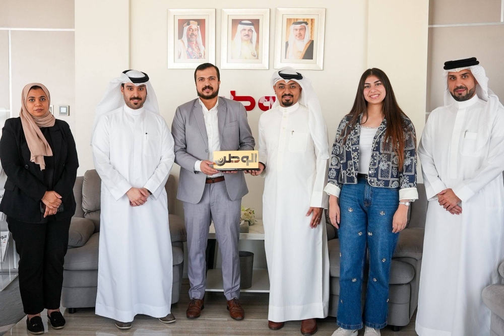 رئيس تحرير&laquo;الوطن&raquo;  يكرم الزميل مروان الجميلي لدوره في لمّ شمل أم وابنتها بعد فراق دام 36 عامًا