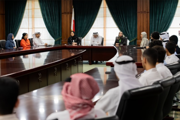 وزير التربية والتعليم يلتقي أوائل البحرين من المدارس الحكومية والخاصة الثانوية