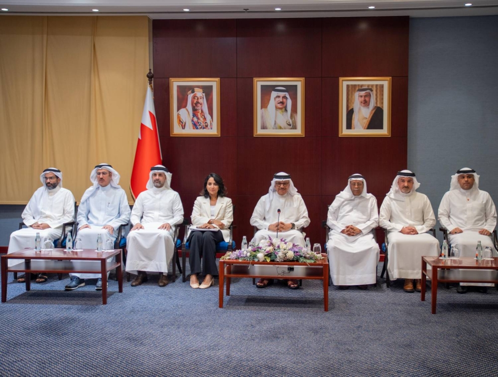 وزير الخارجية يلتقي فرق العمل المساهمة في تسهيل عودة المواطنين العالقين في الدول المتأثرة بالأوضاع الراهنة